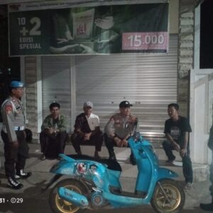 Patroli Blue Light Strong Point Polsek Asakota Sambangi Warga dan Pemuda, Cegah Gangguan Kamtibmas