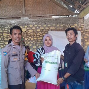 Bhabinkamtibmas Polsubsektor Palibelo Monitoring Penyaluran Bantuan Beras Bagi Warga Binaan