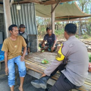 Bhabinkamtibmas Desa Calabai Dorong Warga Manfaatkan Pekarangan untuk Ketahanan Pangan