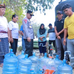 Kapolda NTB Turun Langsung Salurkan 15 Ribu Liter Air Bersih untuk Warga Gili Trawangan