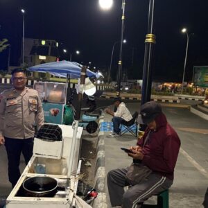 Cegah Gangguan 3C, Polsek Labuhan Badas Gelar Patroli Blue Light Malam Hari di Wilkum Labuhan Badas