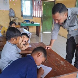 Pengabdian Tanpa Batas, Bhabinkamtibmas Polsek Tambora Jadi Guru Agama Hindu di SDN 02 Labuhan Kananga