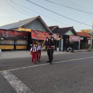 Bantu Anak Sekolah Menyeberang, Polsek Buer Gelar Pengaturan Lalu Lintas Pagi di Jalan Lintas Sumbawa-Tano