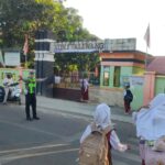 Ciptakan Kamseltibcarlantas, Sat Lantas Polres Sumbawa Barat Gelar Gatur Pagi HEBAT di SDN 1 Taliwang