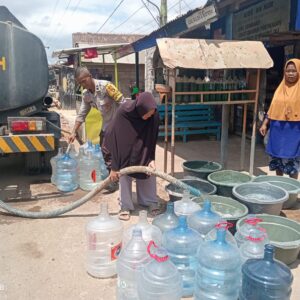 Bhabinkamtibmas Desa Lepadi Salurkan Bantuan Air Bersih, Wujud Kepedulian Polri di Tengah Masyarakat
