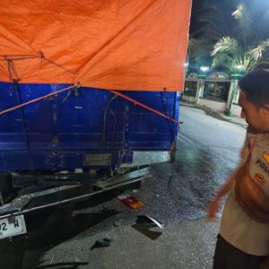 Respon Cepat Laporan Warga, Polsek Sape Evakuasi Lakalantas Pemotor dan Truk