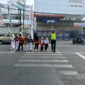 Sat Lantas Polres Bima Kota Laksanakan Pengaturan Pagi, Ciptakan Kamseltibcarlantas yang Aman dan Lancar