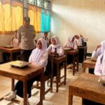 Pastikan Penyaluran MBG Tepat Sasaran dan Aman Bhabinkamtibmas Polsek Donggo Laksanakan Pengamanan dan Monitoring