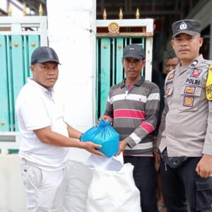 Bhabinkamtibmas Polsek Bolo Dampingi Pemdes Nggembe Salurkan Bantuan Sosial Bagi Warga Binaan
