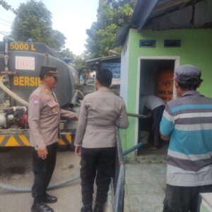 Polres Dompu Salurkan Bantuan Air Bersih kepada Warga Terdampak Kemarau di Simpasai