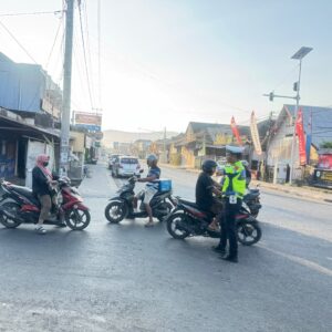 Ciptakan Keamanan Jalur Pagi, Sat Lantas Polres Sumbawa Barat Gelar Gatur Lantas di Simpang Taliwang Indah
