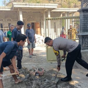 Bhabinkamtibmas Polres Bima Kota Gotong Royong Bangun Masjid Al-Ikhlas
