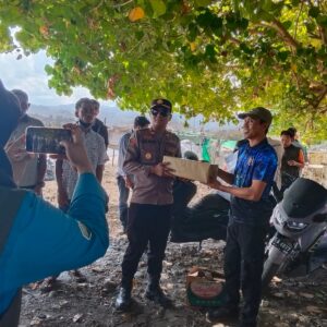 Kapolsek Hu’u Bersama Bhabinkamtibmas Ikut Beach Clean, Dukung Kebersihan Pesisir dan Kepedulian Lingkungan