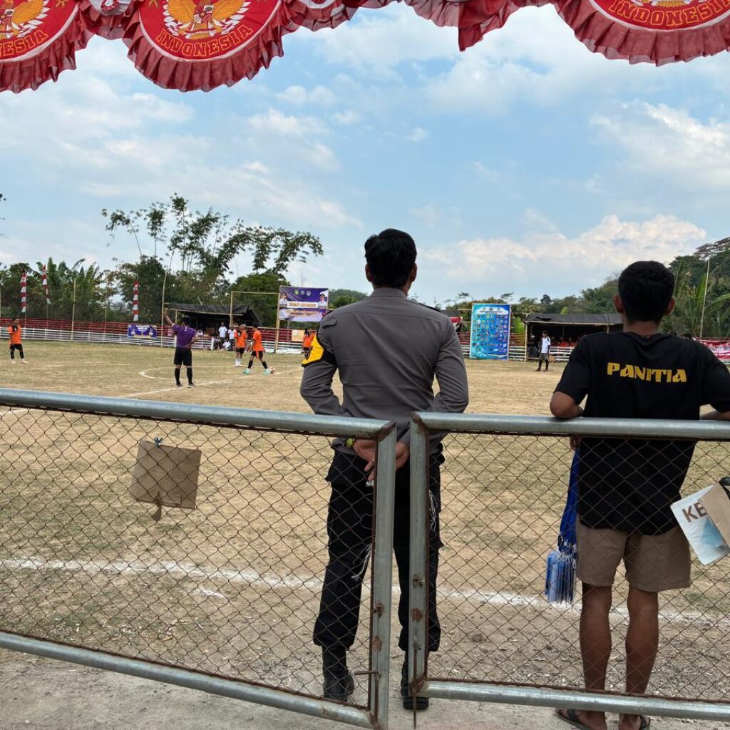 Bhabinkamtibmas Polsek Batu Lanteh Berikan Pengamanan Optimal pada Pertandingan Sepak Bola Mini Bupati Cup 2026