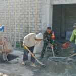 Babinsa Jembatan Kembar Timur Bantu Bangun Ponpes