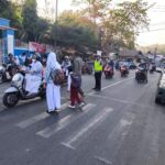 Berikan Rasa Aman, Sat Lantas Polres Bima Kota Bantu Pelajar Menyeberang di Jam Sibuk Pagi