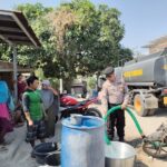 Bantu Warga Terdampak Kekeringan, Sat Samapta Polres Sumbawa Bersama BPBD Salurkan Air Bersih di Desa Penyaring