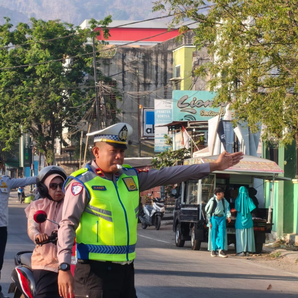 Polsek Rasanae Barat Laksanakan Strong Point Pagi, Wujudkan Kamseltibcarlantas