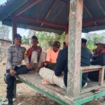 Bhabinkamtibmas Polsek Pekat Ajak Warga Jaga Kamtibmas dan Manfaatkan Lahan Pekarangan