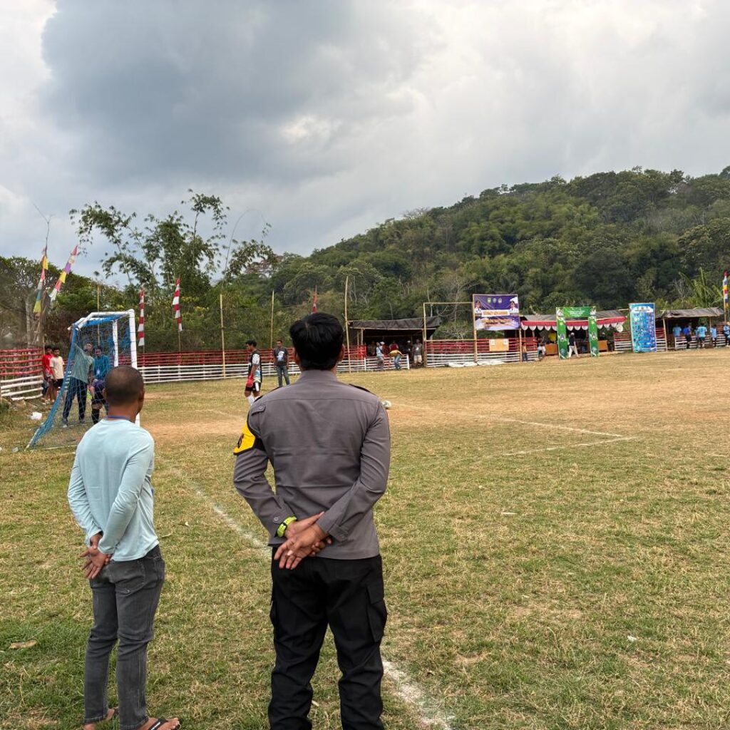 Bhabinkamtibmas Hadir Berikan Pengamanan, Pertandingan Sepak Bola Mini Bupati Cup 2026 di Batu Dulang Berjalan Aman