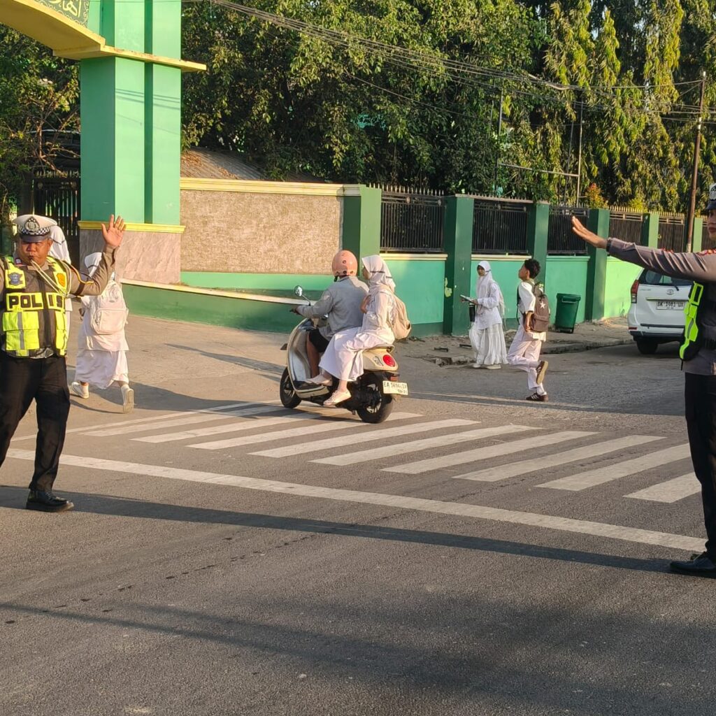 ‎Unit Lantas Polsek Rasanae Barat Gelar Strong Point Pagi, Wujudkan Kamseltibcarlantas