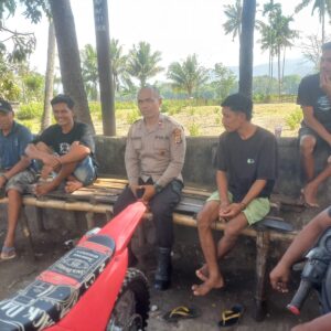 Sat Binmas Polres Dompu Sambangi Warga Kramabura, Ajak Cegah Karhutla dan Manfaatkan Lahan Pekarangan