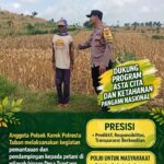 DUKUNG KETAHANAN PANGAN, ANGGOTA POLMAS SAMBANG LAHAN JAGUNG DI DESA BINAAN