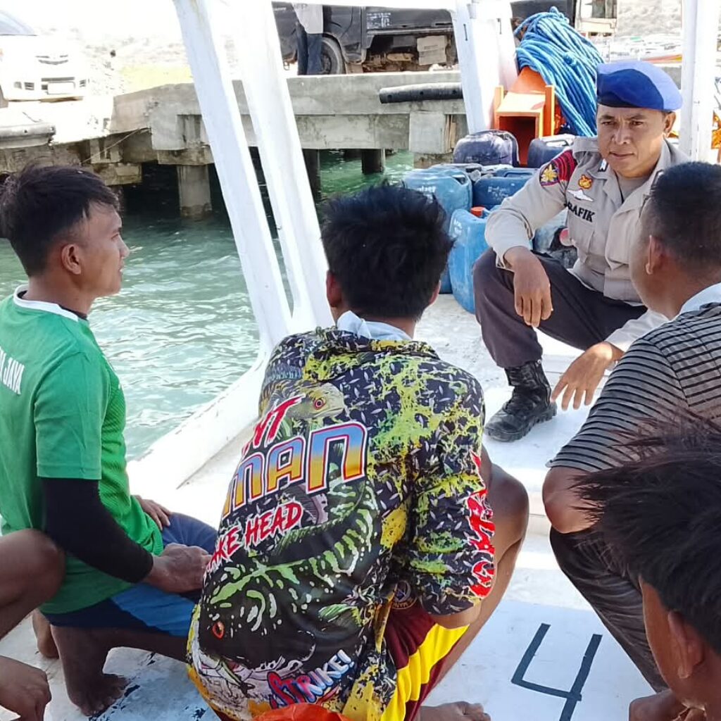 Sat Polairud Polres Bima Kota Sambangi Nelayan di Pelabuhan Sape, Ingatkan Keselamatan Berlayar