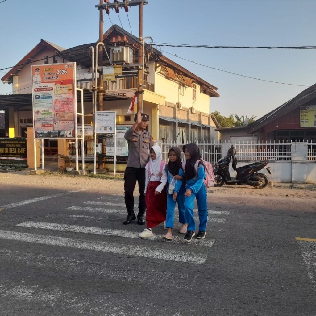 Hadir Berikan Rasa Aman di Pagi Hari, Polsek Rhee Gelar Strong Point di Depan SDN Rhee Beru
