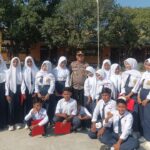 Jadi Pembina Upacara di SMPN 1 Hu’u, Kapolsek Sampaikan Pesan Kamtibmas kepada Siswa