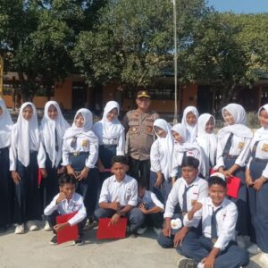 Jadi Pembina Upacara di SMPN 1 Hu’u, Kapolsek Sampaikan Pesan Kamtibmas kepada Siswa