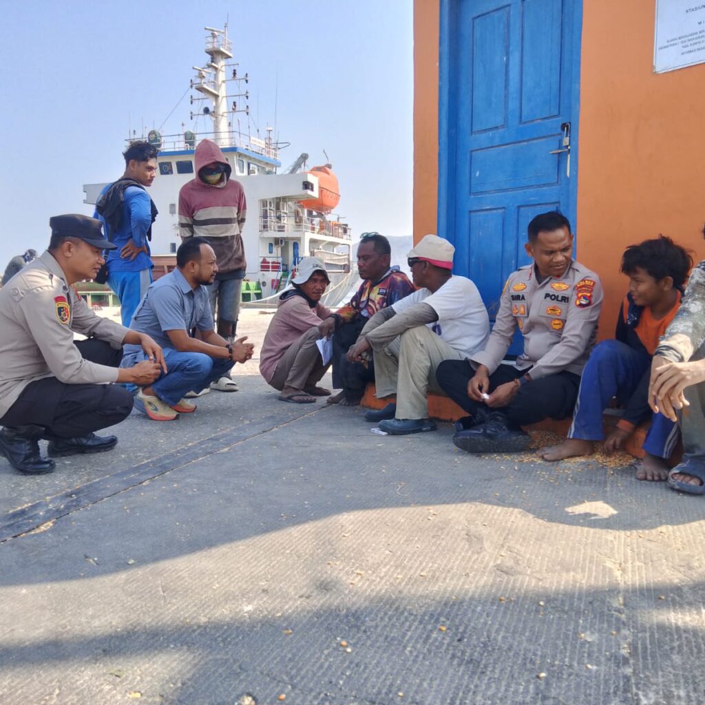 Polsek Kawasan Pelabuhan Laut Bima Gelar Patroli Rutin, Sampaikan Imbauan Kamtibmas kepada Aktivitas Pelabuhan
