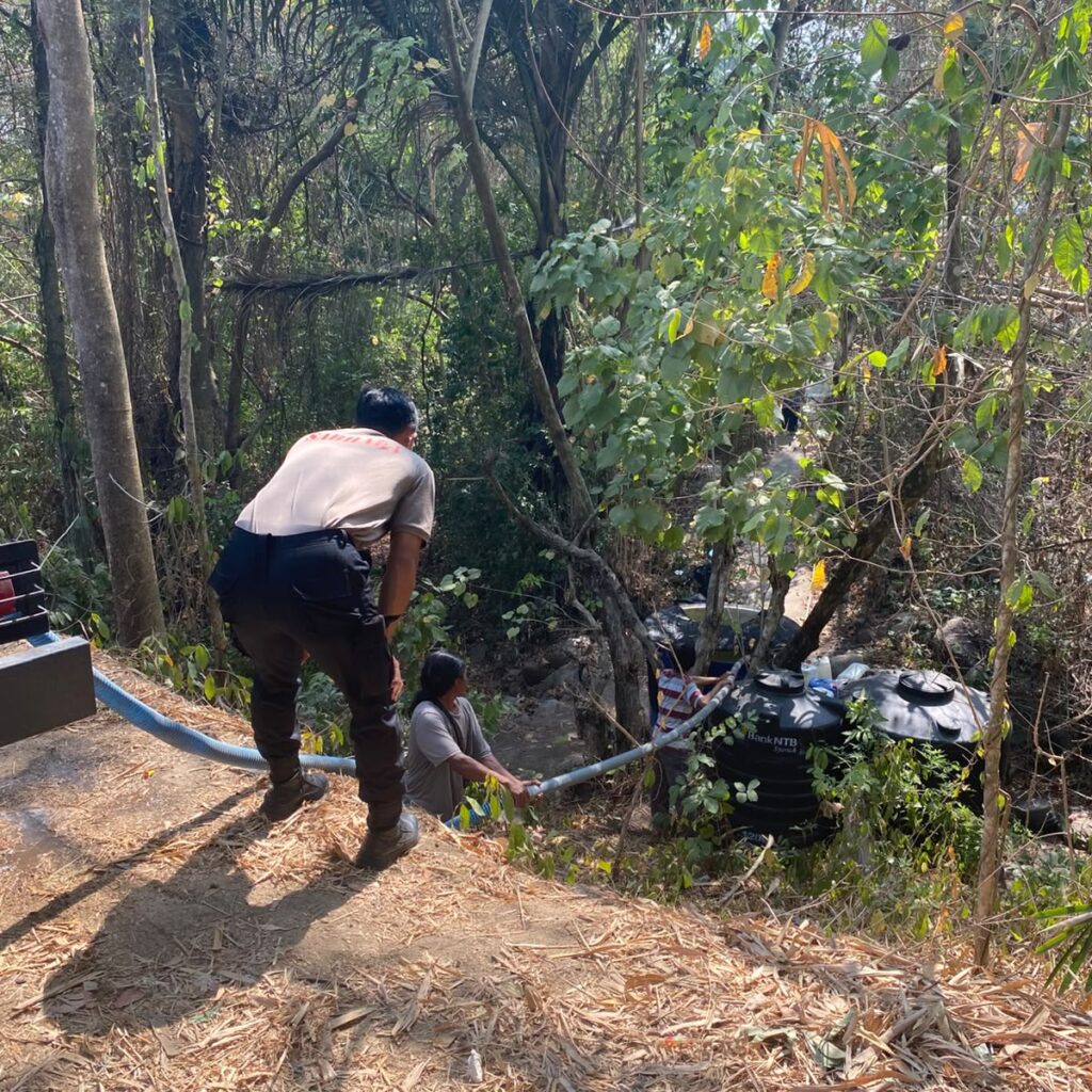 Sat Samapta Polres Lombok Utara Distribusikan Air Bersih untuk Warga Pemenang Timur