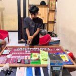 Sabu 8,32 gram diamankan dari rumah warga Talabiu, Sat Resnarkoba Polres Bima kejar jaringan pemasok   Satuan Reserse Narkoba Polres Bima mengamankan seorang pria berinisial BH (46), warga Desa Talabiu, Kecamatan Woha, Kabupaten Bima, dalam pengungkapan dugaan tindak pidana narkotika, Selasa (29/9/2026) sekitar pukul 15.30 WITA.    Dalam pengungkapan tersebut, petugas menemukan dan mengamankan 17 plastik klip berisi kristal yang diduga narkotika jenis sabu dengan berat bruto 8,32 gram dari rumah BH. Polisi juga mengamankan sejumlah barang lain yang diduga berkaitan dengan tindak pidana narkotika.    Kapolres Bima AKBP Muhammad Anton Bhayangkara Gaisar, S.I.K., M.H., melalui Kasat Resnarkoba Polres Bima IPTU Mochamad Fikri Dafa Alfarez, S.Tr.K., membenarkan pengungkapan tersebut.    AKBP Anton mengatakan, pengungkapan kasus narkotika merupakan bagian dari komitmen Polres Bima dalam memberantas peredaran narkotika di wilayah hukumnya.    “Polres Bima berkomitmen untuk terus melakukan upaya pemberantasan peredaran narkotika. Setiap informasi yang diterima dari masyarakat akan kami tindak lanjuti melalui proses penyelidikan dan penegakan hukum sesuai dengan ketentuan yang berlaku,” tegasnya.   Ia juga mengajak masyarakat berperan aktif memberikan informasi kepada kepolisian apabila mengetahui aktivitas yang diduga berkaitan dengan peredaran atau penyalahgunaan narkotika.   “Kami mengajak seluruh masyarakat untuk bersama-sama memerangi peredaran narkotika. Peran serta masyarakat sangat penting dalam membantu kepolisian mengungkap jaringan peredaran narkotika dan menjaga lingkungan dari ancaman penyalahgunaan narkoba,” imbuhnya.  Berawal dari Informasi Masyarakat  IPTU Fikri Dafa Alfares S.Tr.K., menjelaskan, pengungkapan tersebut berawal dari informasi masyarakat mengenai keberadaan seorang pria berinisial FIRDAUS, yang masuk dalam daftar pencarian orang (DPO), di wilayah Desa Talabiu.   Menindaklanjuti informasi tersebut, Tim Opsnal Satresnarkoba Polres Bima melakukan pemantauan di sekitar lokasi yang diinformasikan.   Sekitar pukul 15.30 WITA, personel melakukan tindakan kepolisian dan penggeledahan di rumah BH di Desa Talabiu. Namun, FIRDAUS tidak ditemukan di lokasi. Petugas kemudian mengamankan BH yang berada di rumah tersebut.   Untuk menyaksikan proses penggeledahan, personel menghadirkan pemerintah desa setempat sebagai saksi.    Dari hasil penggeledahan, petugas menemukan 17 plastik klip berisi kristal yang diduga narkotika jenis sabu dengan berat bruto 8,32 gram.    Selain itu, petugas mengamankan empat plastik bungkusan besar bertuliskan huruf China, empat bungkusan plastik klip kosong, empat lembar plastik klip kosong, dua timbangan digital, dua korek api gas, dua batang sedotan yang telah dimodifikasi, satu alat hisap bong, satu lakban bening, satu gunting, satu lembar plastik bening, satu tas berukuran sedang berwarna merah muda, satu kotak penyimpanan, dua sepeda motor beserta kunci kontak, tiga telepon seluler Android, serta uang tunai Rp250 ribu.  Polisi Dalami Keterangan BH  Kasat Resnarkoba menjelaskan, berdasarkan hasil interogasi awal, BH menerangkan kepada petugas bahwa barang bukti yang ditemukan di rumahnya berkaitan dengan anaknya, EK. BH juga mengaku bahwa narkotika yang diduga jenis sabu tersebut merupakan milik FIRDAUS dan akan diedarkan oleh EK.   “Dari keterangan awal yang kami peroleh, BH menerangkan bahwa barang tersebut milik FIRDAUS dan akan diedarkan oleh EK. Keterangan tersebut masih kami dalami melalui proses penyidikan untuk mengungkap asal-usul serta jaringan peredarannya,” jelas Kasat.   Menindaklanjuti keterangan tersebut, personel kemudian melakukan pengembangan ke rumah FIRDAUS. Namun, yang bersangkutan tidak ditemukan di lokasi.   BH beserta seluruh barang bukti selanjutnya dibawa ke Mapolres Bima untuk diserahkan kepada penyidik Satresnarkoba guna menjalani proses hukum lebih lanjut.   Saat ini, penyidik masih melakukan serangkaian tindakan penyidikan, antara lain pemeriksaan saksi-saksi, penyelidikan sumber barang, gelar perkara, dan pemberkasan.   Polres Bima memastikan penanganan perkara dilakukan sesuai dengan prosedur hukum yang berlaku. Sementara terhadap FIRDAUS yang belum ditemukan, upaya penyelidikan dan pengembangan terus dilakukan guna mengungkap lebih lanjut dugaan jaringan peredaran narkotika tersebut.
