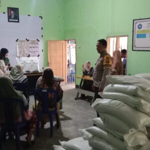 Bhabinkamtibmas Desa Dasan Borok Monitor Penyaluran Bantuan Pangan Beras kepada 423 KPM