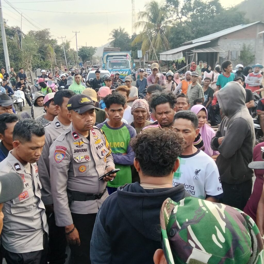 Polisi Negosiasi Massa, Blokade Jalan di Banggo Berhasil Dibuka, Arus Lalu Lintas Kembali Lancar