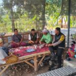 Bhabinkamtibmas Desa Denggen Timur Sambangi Warga, Sampaikan Imbauan Kamtibmas dan Dukung Ketahanan Pangan