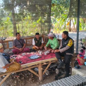 Bhabinkamtibmas Desa Denggen Timur Sambangi Warga, Sampaikan Imbauan Kamtibmas dan Dukung Ketahanan Pangan