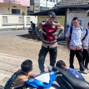 Blusukan di Kelurahan Bugis, Polisi Ajak Warga Jaga Keamanan dan Ketertiban
