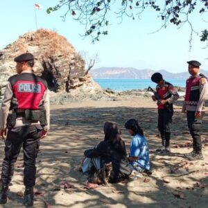 Patroli Wisata di Poto Batu, Polisi Pastikan Liburan Wisatawan Aman dan Nyaman