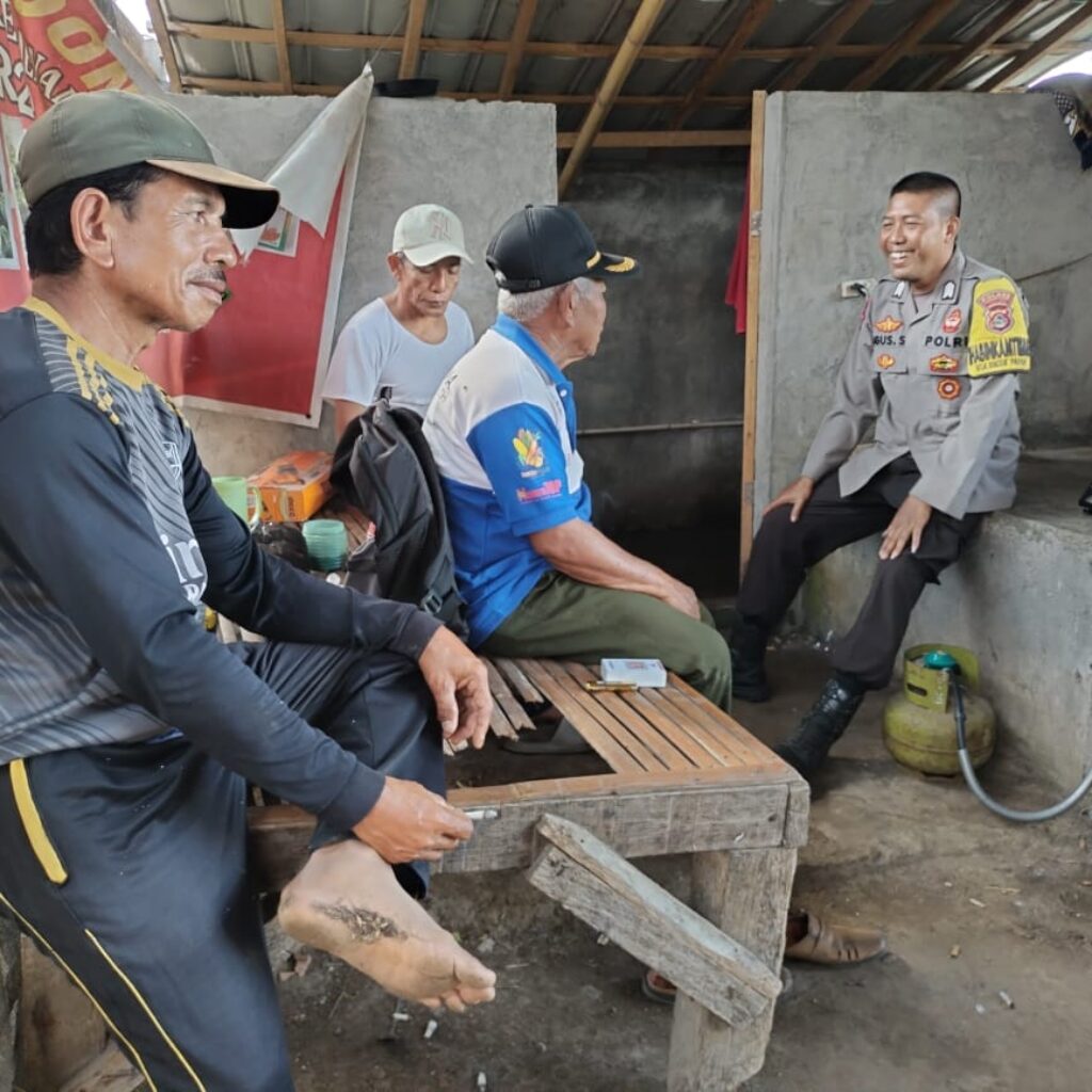 Sambangi Warga Bagik Papan, Bhabinkamtibmas Ajak Masyarakat Aktif Jaga Kamtibmas dan Tingkatkan Ronda Malam
