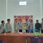 Bhabinkamtibmas Lenek Duren Pantau Pendaftaran Bakal Calon Kepala Desa, Imbau Masyarakat Jaga Kondusivitas
