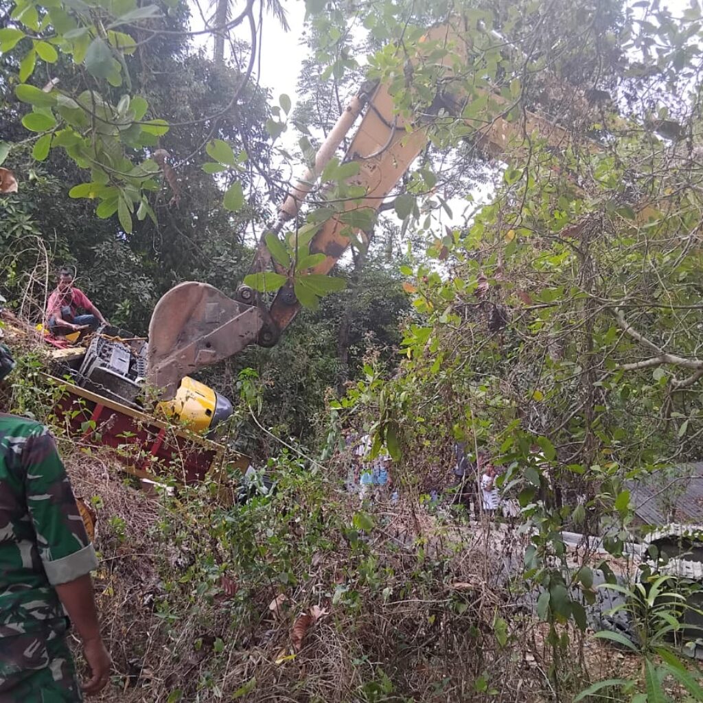 Truk Pengangkut Ekskavator Terbalik, Babinsa Hadir Bantu Evakuasi