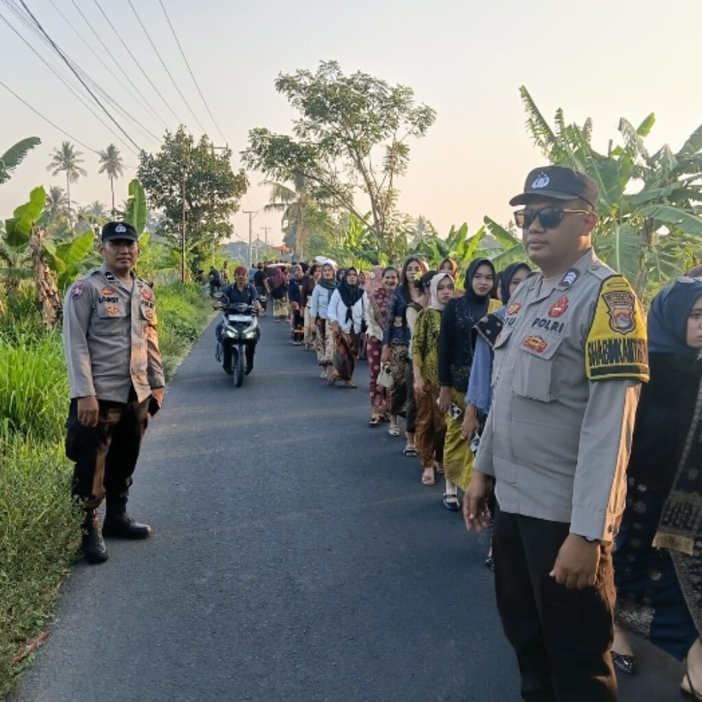 Personel Polsek Selong Lakukan Pengamanan Tradisi Nyongkolan di Lombok Timur