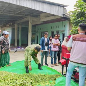 Mahasiswa KKN dan Babinsa Dorong Kemandirian Peternak Eyat Mayang