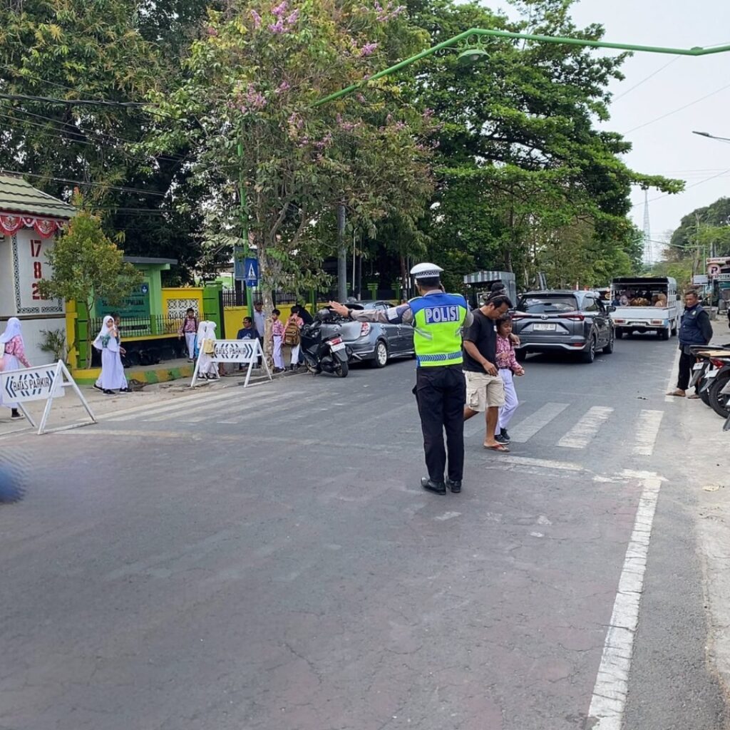 Hadir Berikan Rasa Aman Siang Hari, Sat Lantas Polres Sumbawa Gelar Strong Point di Titik Rawan Sekolah