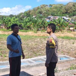 Tinjau Langsung Sawah Warga, Bhabinkamtibmas Desa Orong Bawa Dorong Penguatan Ketahanan Pangan Nasional