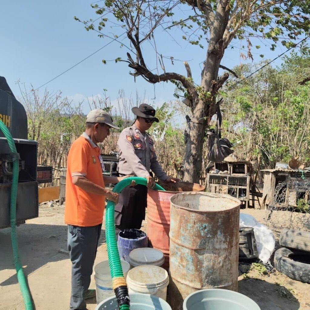 Respon Cepat Krisis Air Bersih, Sat Samapta Polres Sumbawa Bersama BPBD Salurkan Bantuan di Moyo Utara dan Uma Sima