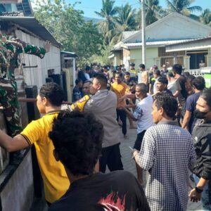 Anggota Piket Polsek Jereweh Bersama Damkarmat Padamkan Api di Rumah Warga