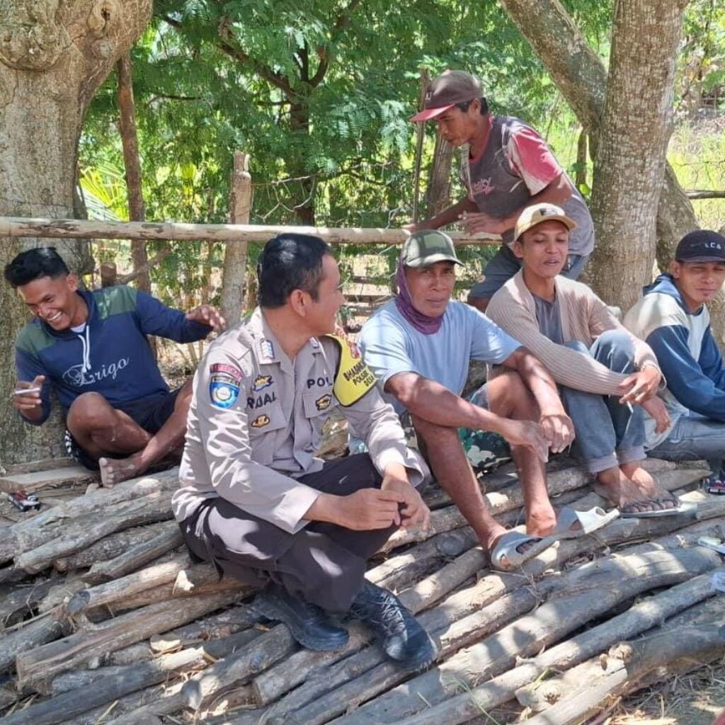 “Polri Untuk Masyarakat”Berdiri Tanpa Raja Duduk Sama Rata, Bhabinkamtibmas Polsek Madapangga Sambangi Warga Binaan